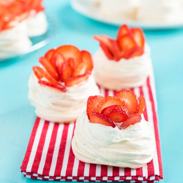 Mavi bir arka planda çilek ile güzel Pavlova kek. Seçmeli odak. Lezzetli tatlı breackfast. Düğün sabahı. Krem ile Meringue.
