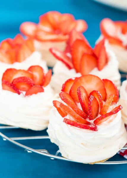 Mavi bir arka planda çilek ile güzel Pavlova kek. Seçmeli odak. Lezzetli tatlı breackfast. Düğün sabahı. Krem ile Meringue.