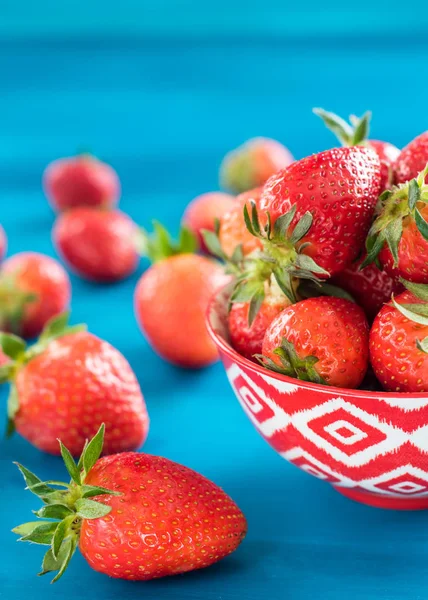 Frische helle Erdbeeren in einer Schüssel Draufsicht auf blauem Hintergrund — Stockfoto
