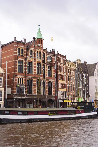 Casas coloridas y arquitectura de Amsterdam, Países Bajos — Foto de Stock