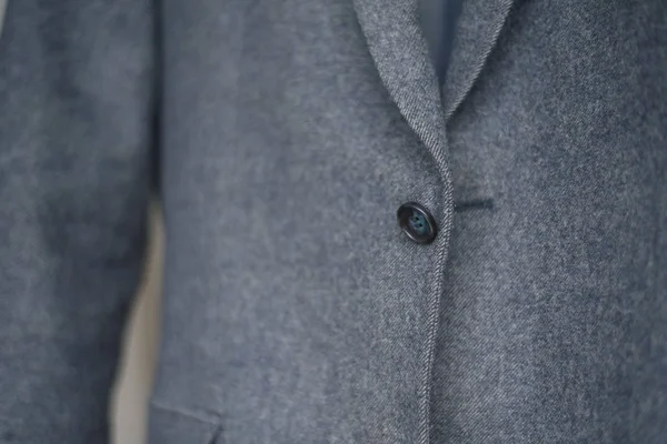 Κοντινό κουμπί ενός κουμπιού σε ένα μπλε επιχειρηματικό μπουφάν — Φωτογραφία Αρχείου