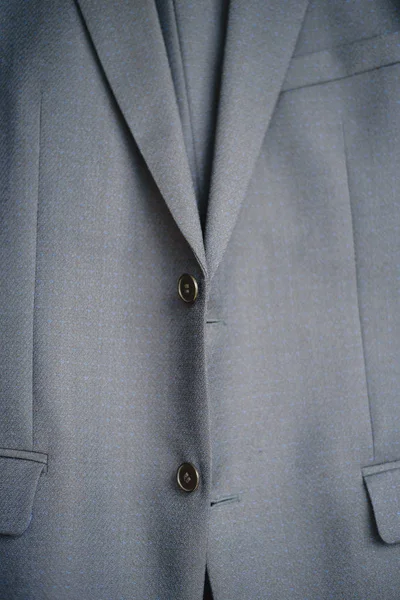 Close-up de um botão em uma jaqueta de negócios azul — Fotografia de Stock