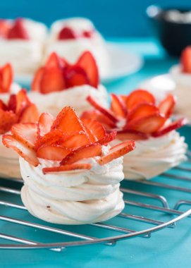 Mavi bir arka planda çilek ile güzel Pavlova kek. Seçmeli odak. Lezzetli tatlı breackfast. Düğün sabahı. Krem ile Meringue.