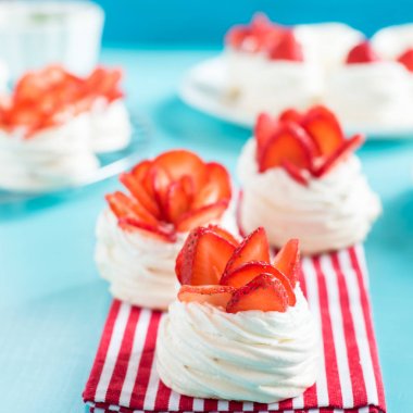 Mavi bir arka planda çilek ile güzel Pavlova kek. Seçmeli odak. Lezzetli tatlı breackfast. Düğün sabahı. Krem ile Meringue.