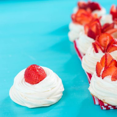 Mavi bir arka planda çilek ile güzel Pavlova kek. Seçmeli odak. Lezzetli tatlı breackfast. Düğün sabahı. Krem ile Meringue.