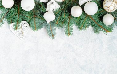 Noel kompozisyonu. Noel hediyesi, örgü battaniye, çam kozalakları, tahta beyaz arka planda köknar dalları. Düz konum, üst görünüm, kopyalama alanı