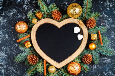 Yeni yıl kompozisyon Noel ağaç dalları ve yılbaşı ağacı süsleri ve üstten görünüm, bir kalp şeklinde bir çerçeve metin, düz için yer yatıyordu