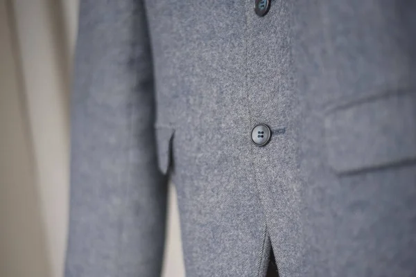 Close-up de um botão em uma jaqueta de negócios azul — Fotografia de Stock