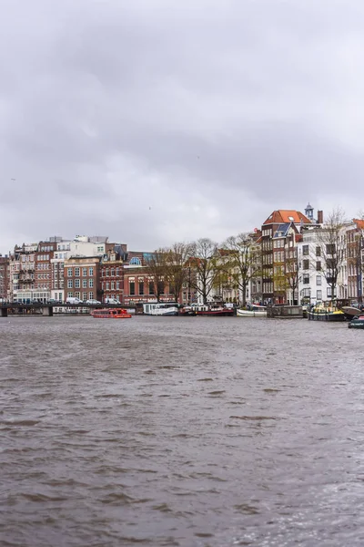 Barevné domy a architektura v Amsterdamu, Nizozemí — Stock fotografie