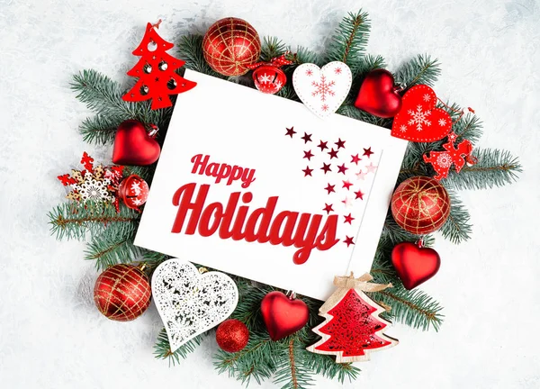 Happy Holidays Texto com férias Evergreen Ramos e photoframe árvore de Ano Novo, decorações vermelhas Visão superior, flat lay — Fotografia de Stock