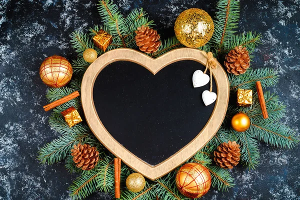 Yeni yıl kompozisyon Noel ağaç dalları ve yılbaşı ağacı süsleri ve üstten görünüm, bir kalp şeklinde bir çerçeve metin, düz için yer yatıyordu