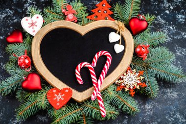 Noel arka plan - süslemeleri ve köknar dalı bir tablo, bir kalp, üstten görünüm, şeklinde bir çerçeve metin, düz için yer yatıyordu, Noel kartı
