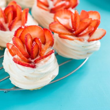 Mavi bir arka planda çilek ile güzel Pavlova kek. Seçmeli odak. Lezzetli tatlı breackfast. Düğün sabahı. Krem ile Meringue.