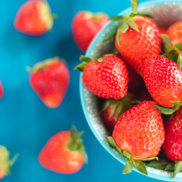 Saftige, reife Erdbeeren in einer bunten türkisfarbenen Schüssel, von oben — Stockfoto