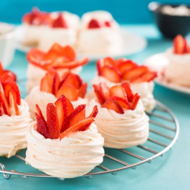 Mavi bir arka planda çilek ile güzel Pavlova kek. Seçmeli odak. Lezzetli tatlı breackfast. Düğün sabahı. Krem ile Meringue.