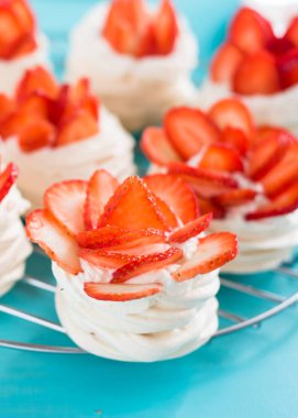 Mavi bir arka planda çilek ile güzel Pavlova kek. Seçmeli odak. Lezzetli tatlı breackfast. Düğün sabahı. Krem ile Meringue.
