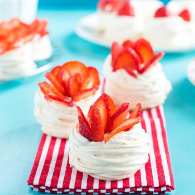 Mavi bir arka planda çilek ile güzel Pavlova kek. Seçmeli odak. Lezzetli tatlı breackfast. Düğün sabahı. Krem ile Meringue.