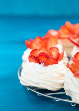 Mavi bir arka planda çilek ile güzel Pavlova kek. Seçmeli odak. Lezzetli tatlı breackfast. Düğün sabahı. Krem ile Meringue.