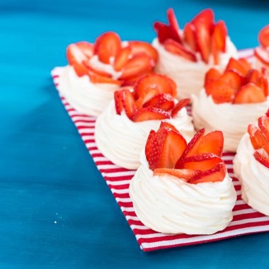 Mavi bir arka planda çilek ile güzel Pavlova kek. Seçmeli odak. Lezzetli tatlı breackfast. Düğün sabahı. Krem ile Meringue.