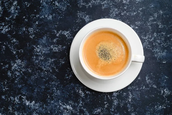 Tasse blanche de café sur noir. Vue de dessus, tasse sur table en bois, pause ou petit déjeuner — Photo