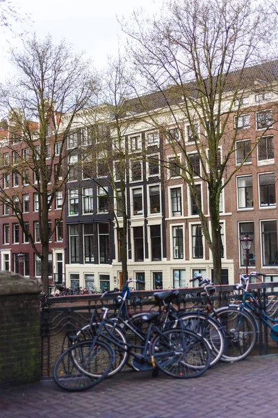 Casas coloridas y arquitectura de Amsterdam, Países Bajos — Foto de Stock