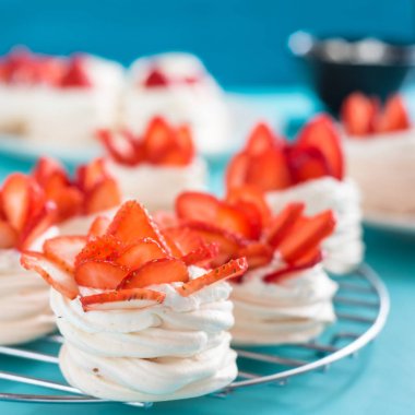 Mavi bir arka planda çilek ile güzel Pavlova kek. Seçmeli odak. Lezzetli tatlı breackfast. Düğün sabahı. Krem ile Meringue.