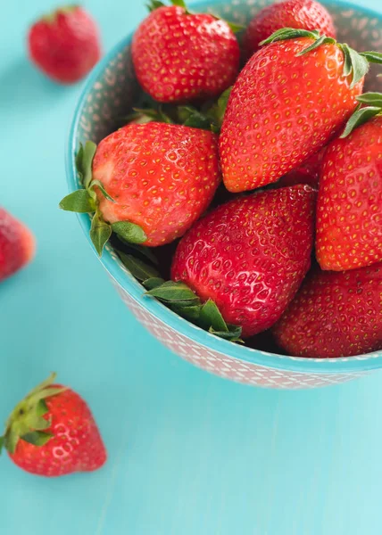 Saftige, reife Erdbeeren in einer bunten türkisfarbenen Schüssel, von oben — Stockfoto
