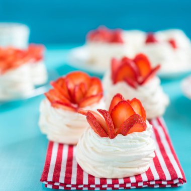 Mavi bir arka planda çilek ile güzel Pavlova kek. Seçmeli odak. Lezzetli tatlı breackfast. Düğün sabahı. Krem ile Meringue.