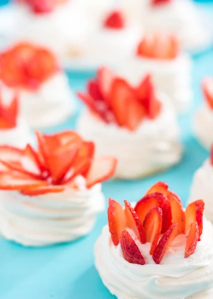 Beautiful pavlova cakes with strawberries on a blue background. Selective focus. Tasty sweet breackfast. Wedding morning. Meringue with cream. — Stock Photo, Image