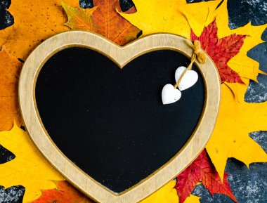 Sonbahar yaprak kompozisyon kalpli çerçeve şeklinde. Kopya alanı.