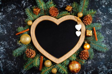 Noel arka plan - süslemeleri ve köknar dalı bir tablo, bir kalp, üstten görünüm, şeklinde bir çerçeve metin, düz için yer yatıyordu, Noel kartı