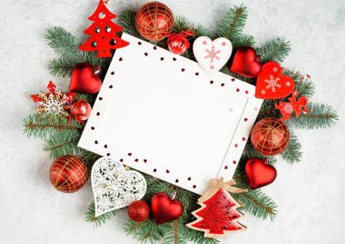Içinde dekoratif bir kalp ile Noel çerçevesi, fotokopi alanı ile yeni yıl ağacı Noel süslemeleri dalları ile çevrili. Üst görünüm, düz yatıyordu.