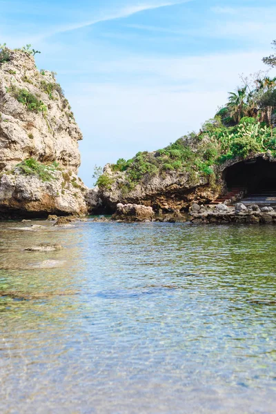 Nézd, az Isola Bella strandjától Taormina, Szicília, Olaszország — Stock Fotó