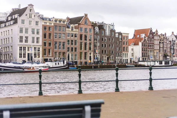 Casas coloridas y arquitectura de Amsterdam, Países Bajos — Foto de Stock