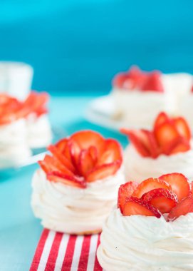 Mavi bir arka planda çilek ile güzel Pavlova kek. Seçmeli odak. Lezzetli tatlı breackfast. Düğün sabahı. Krem ile Meringue.