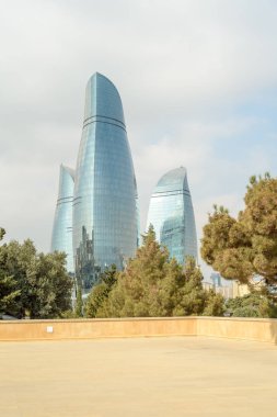 Temiz güneşli bir günde Azerbaycan'ın başkenti modern Bakü'nün panoramik şehir manzarası