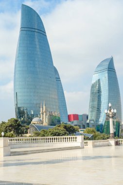 Temiz güneşli bir günde Azerbaycan'ın başkenti modern Bakü'nün panoramik şehir manzarası
