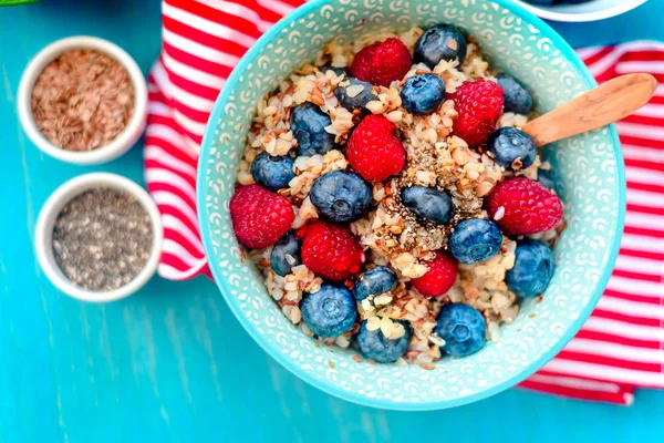 高蛋白质健康早餐，荞麦粥，蓝莓，覆盆子，亚麻籽和蜂蜜 — 图库照片