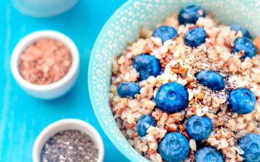 Yüksek proteinli sağlıklı kahvaltı, yaban mersinli karabuğday lapası, keten tohumu ve bal