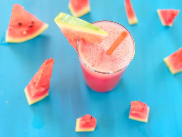 Copo de smoothie de melancia em uma mesa azul de madeira. Foco seletivo — Fotografia de Stock