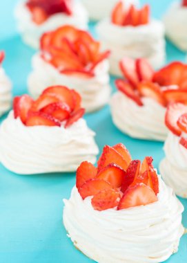 Mavi bir arka planda çilek ile güzel Pavlova kek. Seçmeli odak. Lezzetli tatlı breackfast. Düğün sabahı. Krem ile Meringue.
