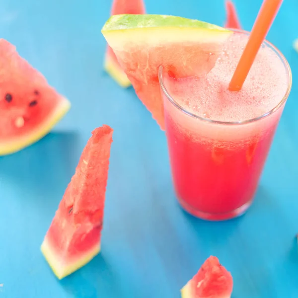 Segelas smoothie semangka di atas meja biru kayu. Fokus selektif — Stok Foto