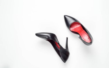 Beyaz arka plan üzerinde siyah kadın ayakkabı. Düz yatıyordu, en iyi görünümü trendy moda kadınsı arka plan. Güzellik blog kavramı.