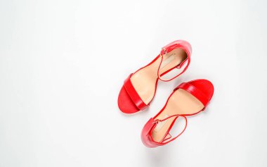 Beyaz arka plan üst görünümü, düz yatıyordu, moda, minimalizm kavramı yaz Sandalet. Üstte görüntü.