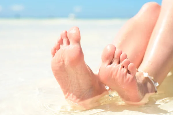 Pés, sola de pés contra o mar Pedicure e pé Spa.Care para os saltos e solas dos pés. Massagem nos pés . — Fotografia de Stock