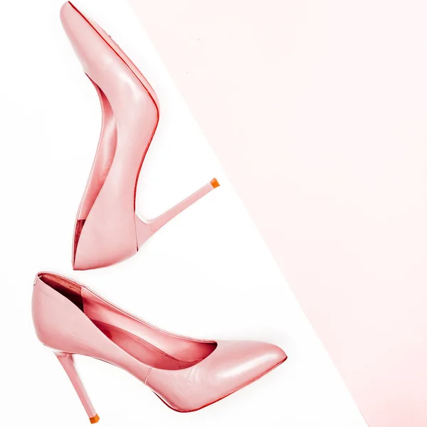 白い背景に淡いピンクの女性の靴。フラットレイアウト、トップビュートレンディーなファッション女性の背景。美容ブログのコンセプト. — ストック写真