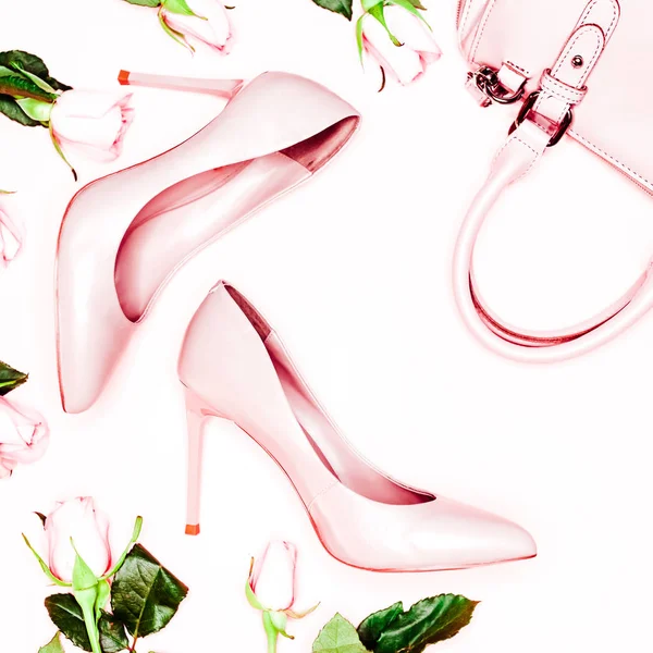 Пастельные розовые женские туфли на высоком каблуке и сумка на розовом фоне. Плоский лежал, вид сверху триумфальный модный женский фон. Концепция блога красоты. Модный блог . — стоковое фото