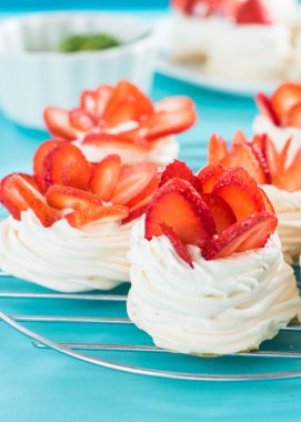 Mavi bir arka planda çilek ile güzel Pavlova kek. Seçmeli odak. Lezzetli tatlı breackfast. Düğün sabahı. Krem ile Meringue.