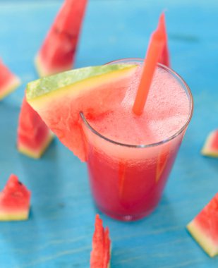 Mavi arka plan üzerinde tatlı karpuz dilimleri ile karpuz smoothie