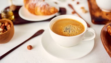 Kahvaltınız, kahveniz ve kruvasanlarınızla ahşap masada.,